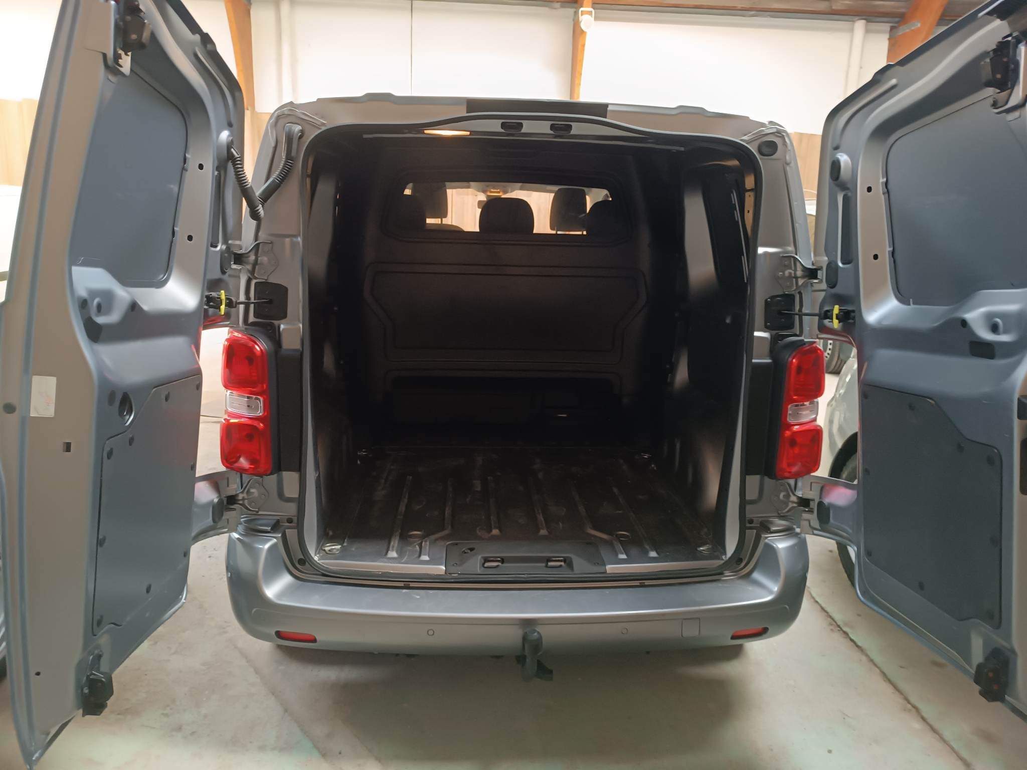 Opel Vivaro Cargo 2.0 HDI – Bild 6